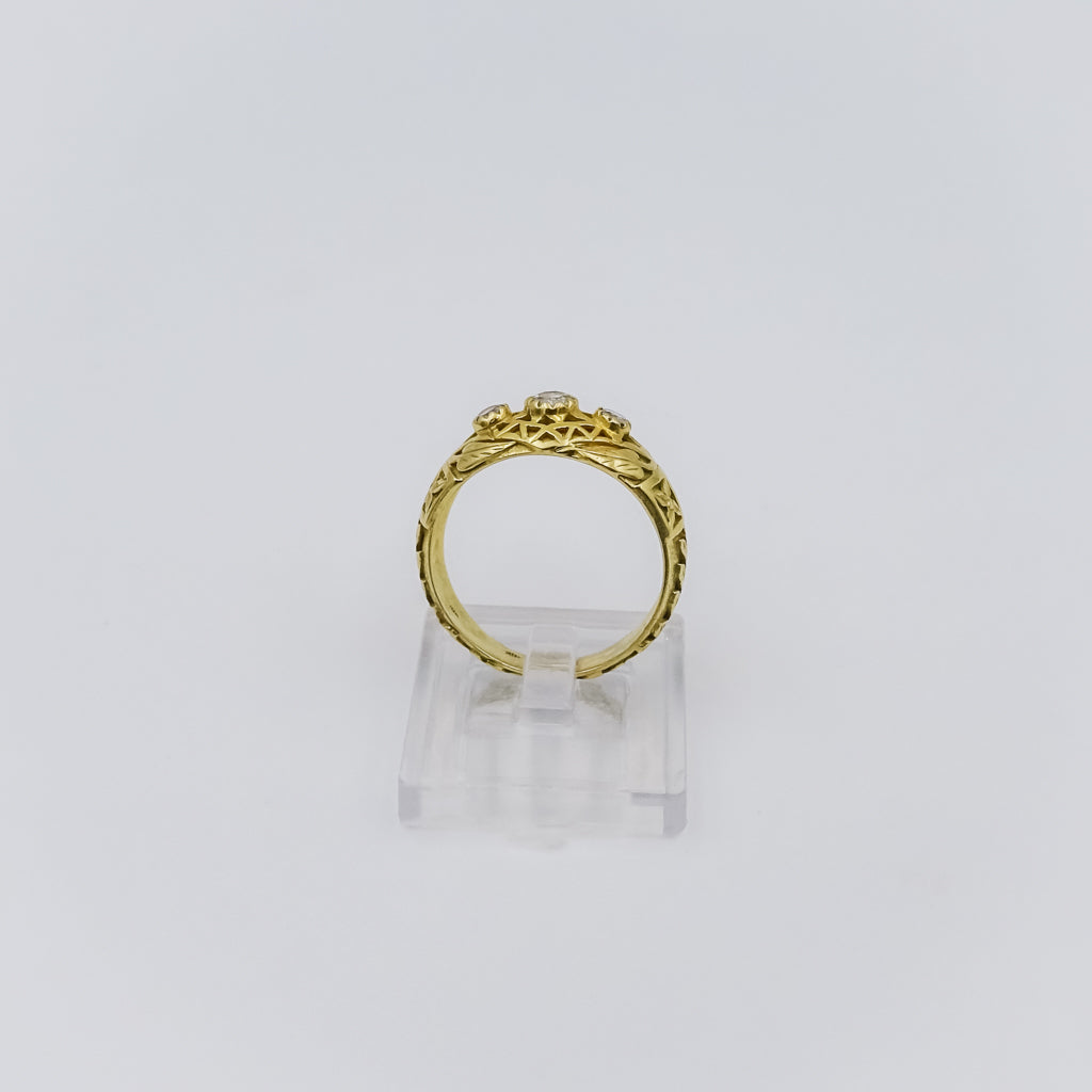 18k gold ring with three diamonds