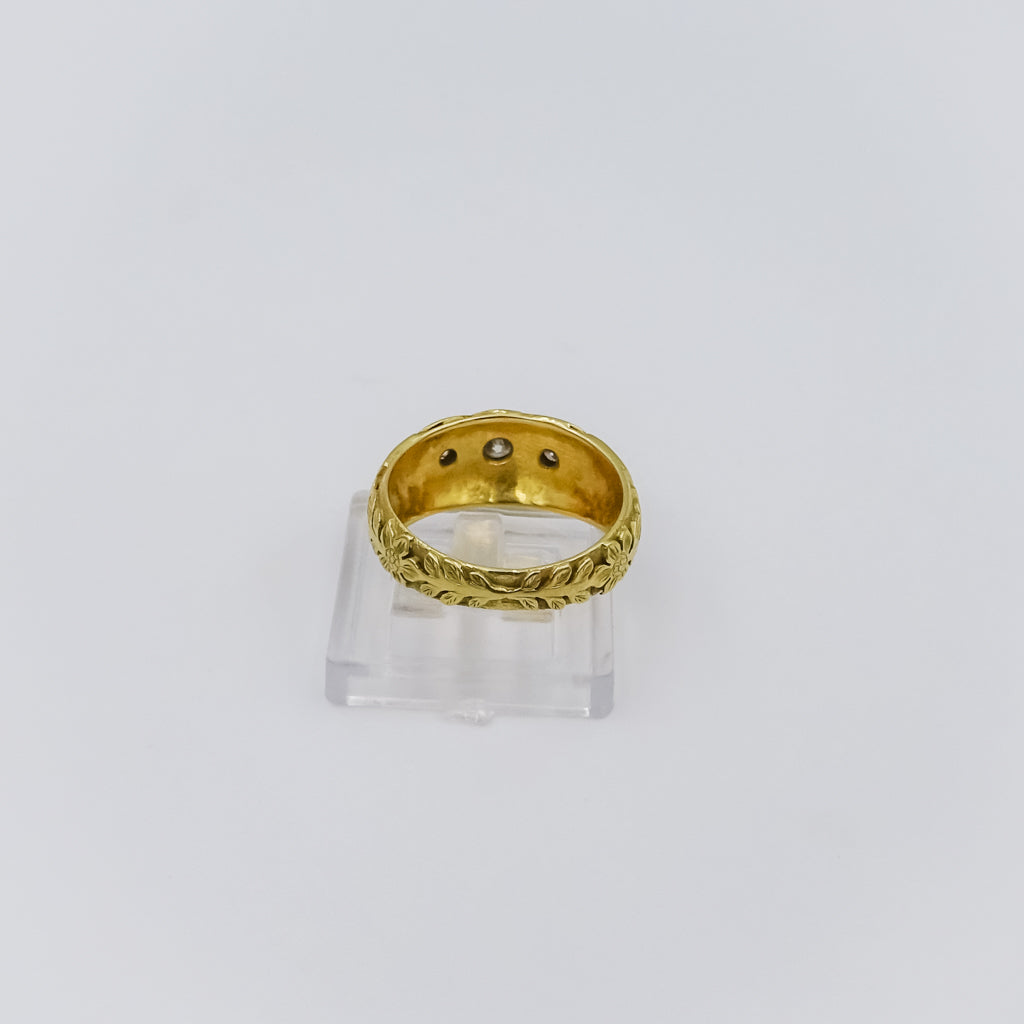 18k gold ring with three diamonds