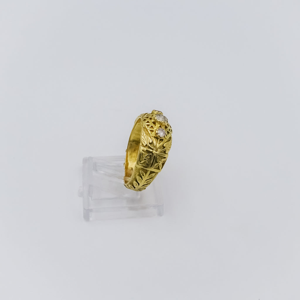 18k gold ring with three diamonds