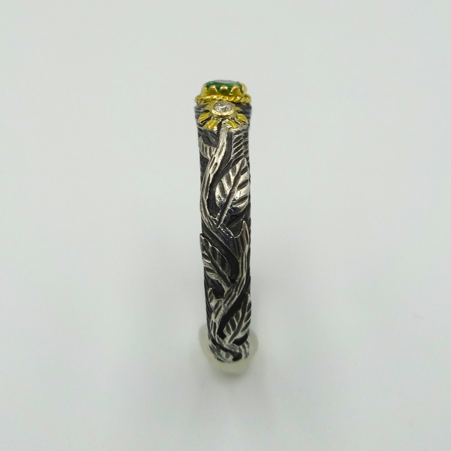 "Glamorous Fusion: Exquisite Gold and Silver Ring with Tsavorite and Diamonds"