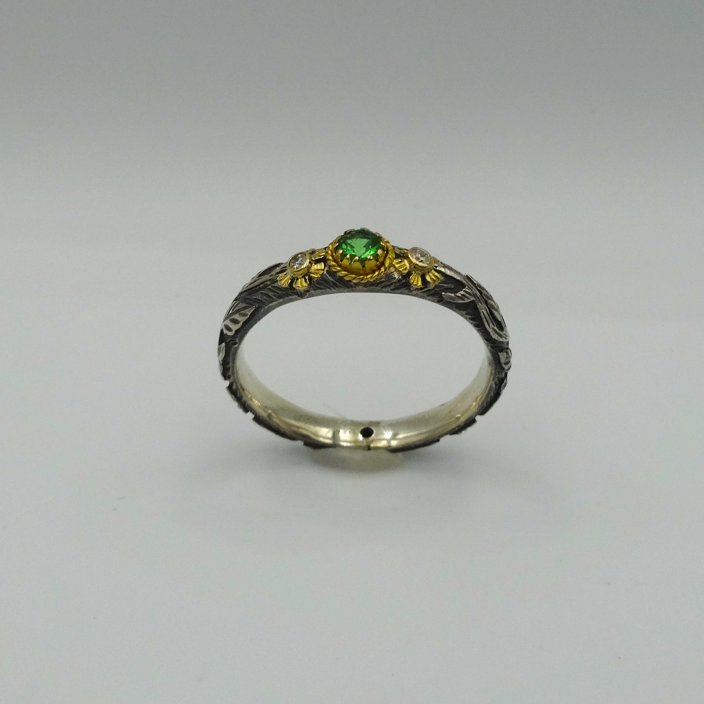 "Glamorous Fusion: Exquisite Gold and Silver Ring with Tsavorite and Diamonds"
