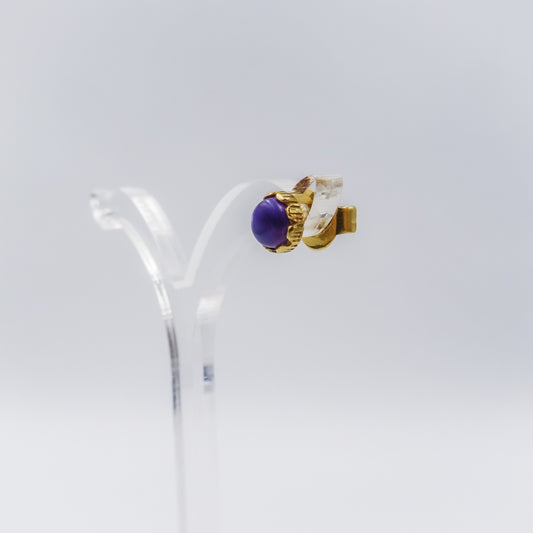 single 18k gold stud earring with gemstones Sugilite set in a flower shape