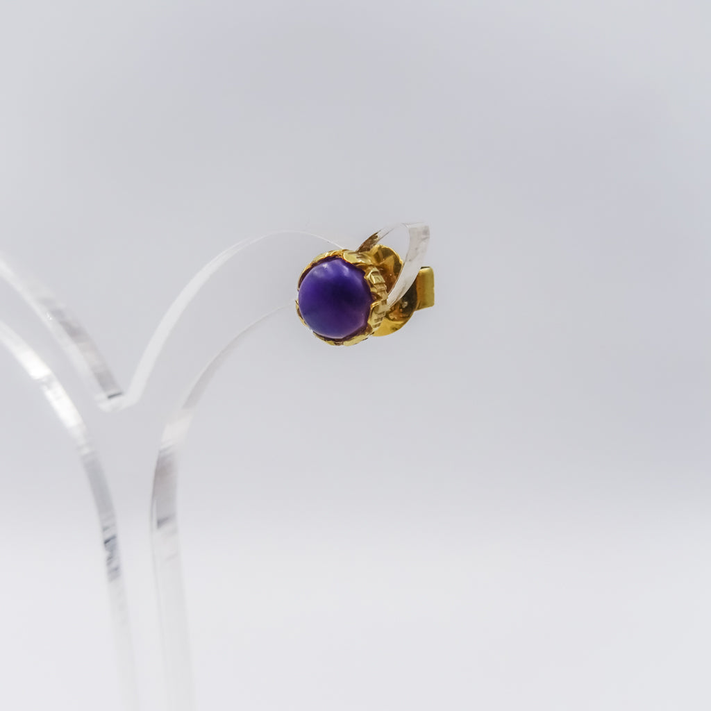 single 18k gold stud earring with gemstones Sugilite set in a flower shape