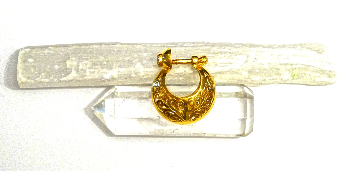 "Timeless Elegance: 18K Gold Single Diamond Earring with Engraving"