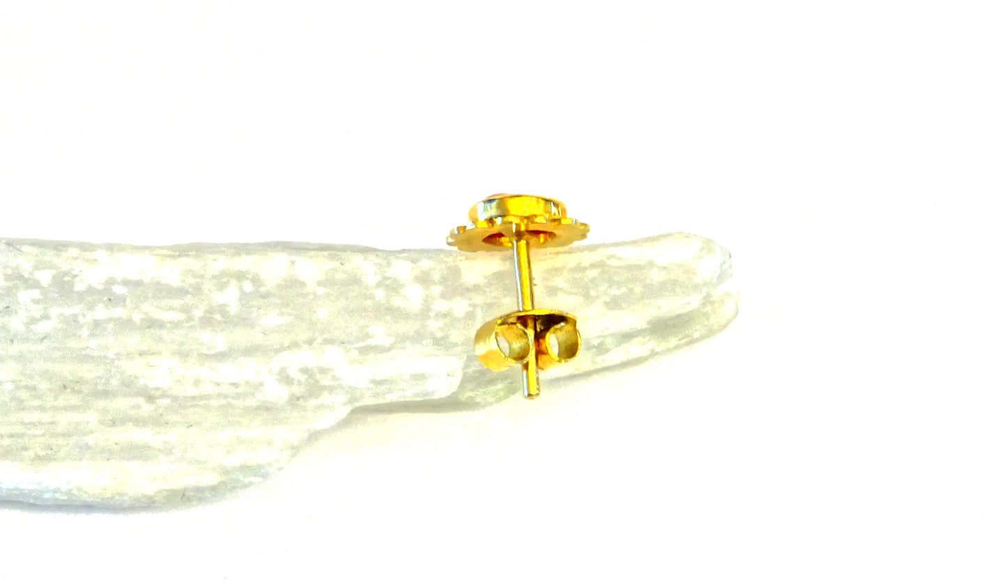 18k gold stud earring with gemstones red coral set in a flower shape