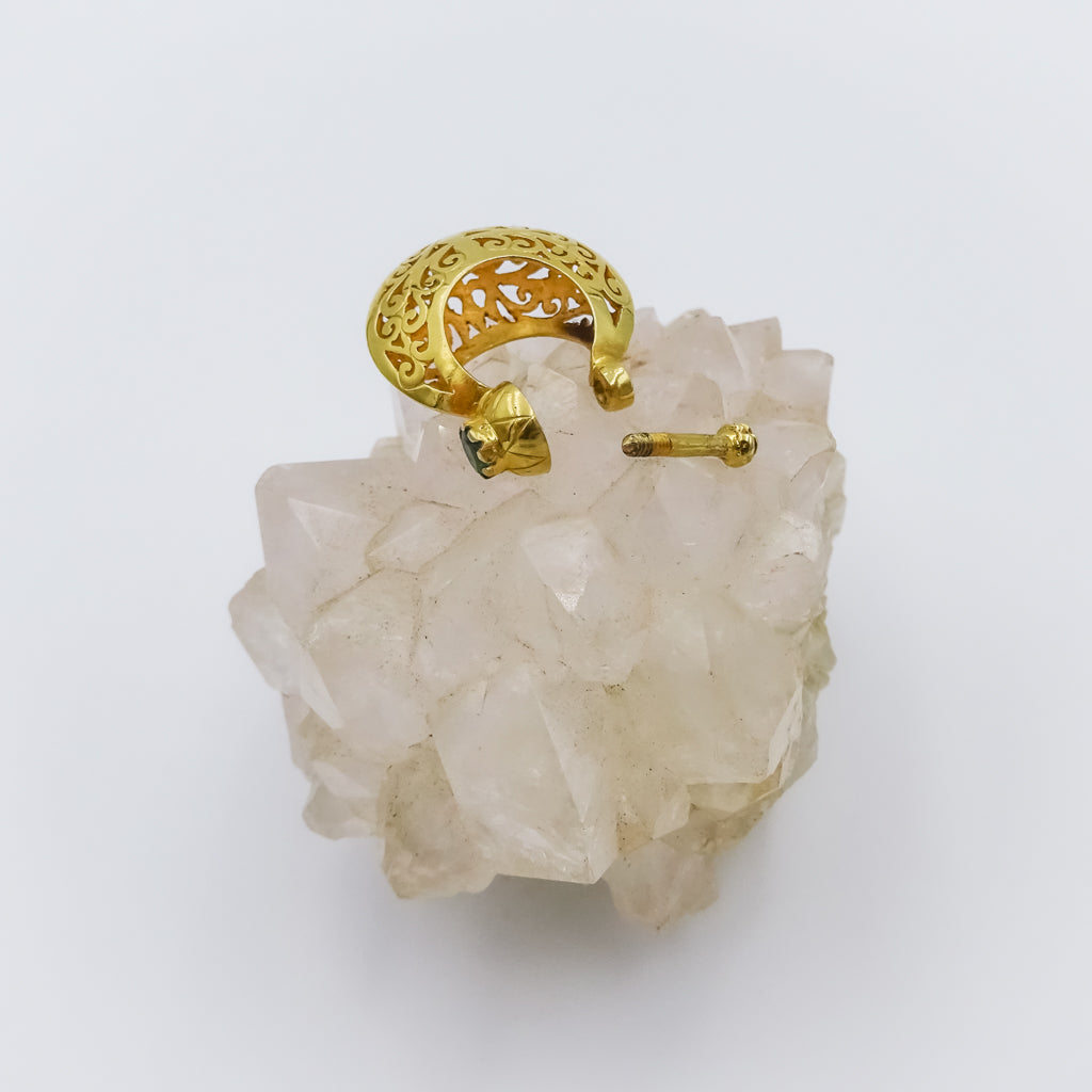 18k gold single earring , engraving set with Emerald