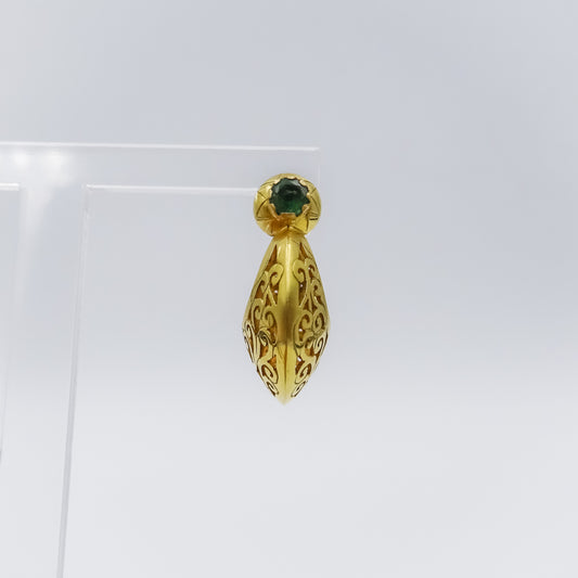 18k gold single earring , engraving set with Emerald