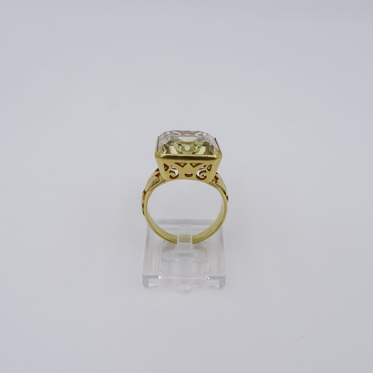 Lustrous Radiance: Stunning 18K Gold Ring with Golden Lemon Topaz