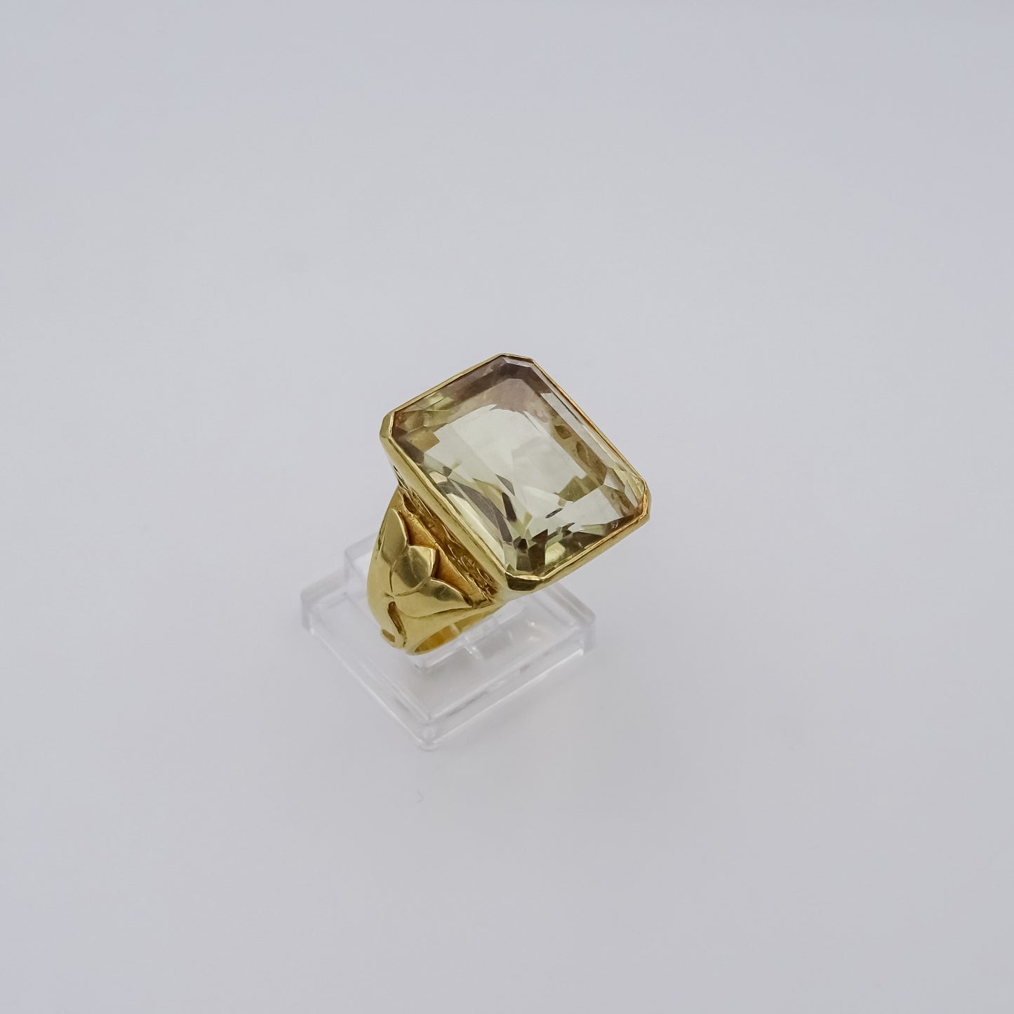 Lustrous Radiance: Stunning 18K Gold Ring with Golden Lemon Topaz