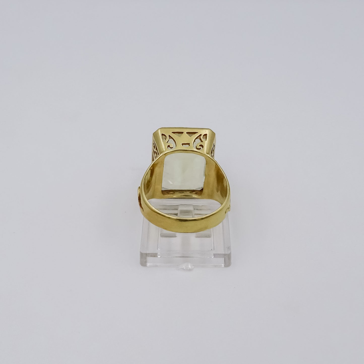 Lustrous Radiance: Stunning 18K Gold Ring with Golden Lemon Topaz