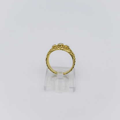 18k gold ring with three diamonds