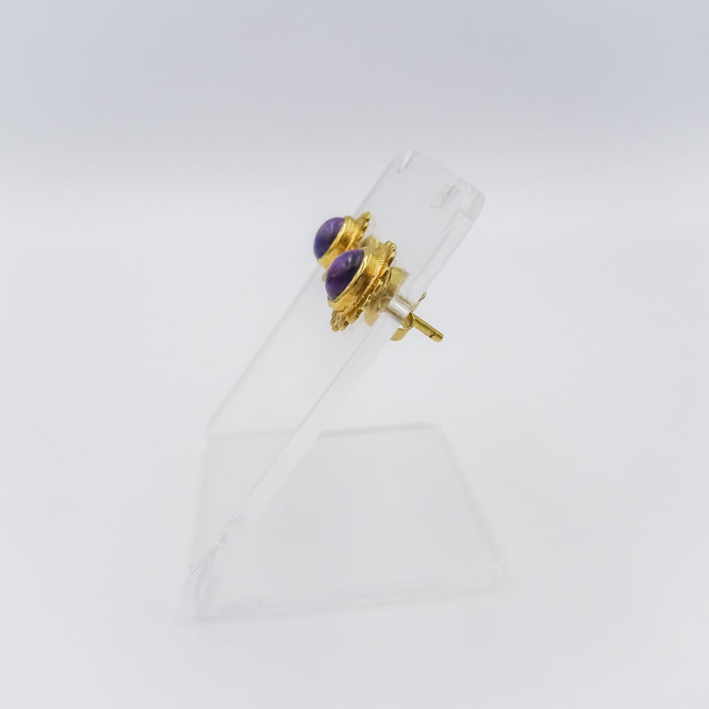 18k gold stud earring with gemstones Sugilite set in a flower shape