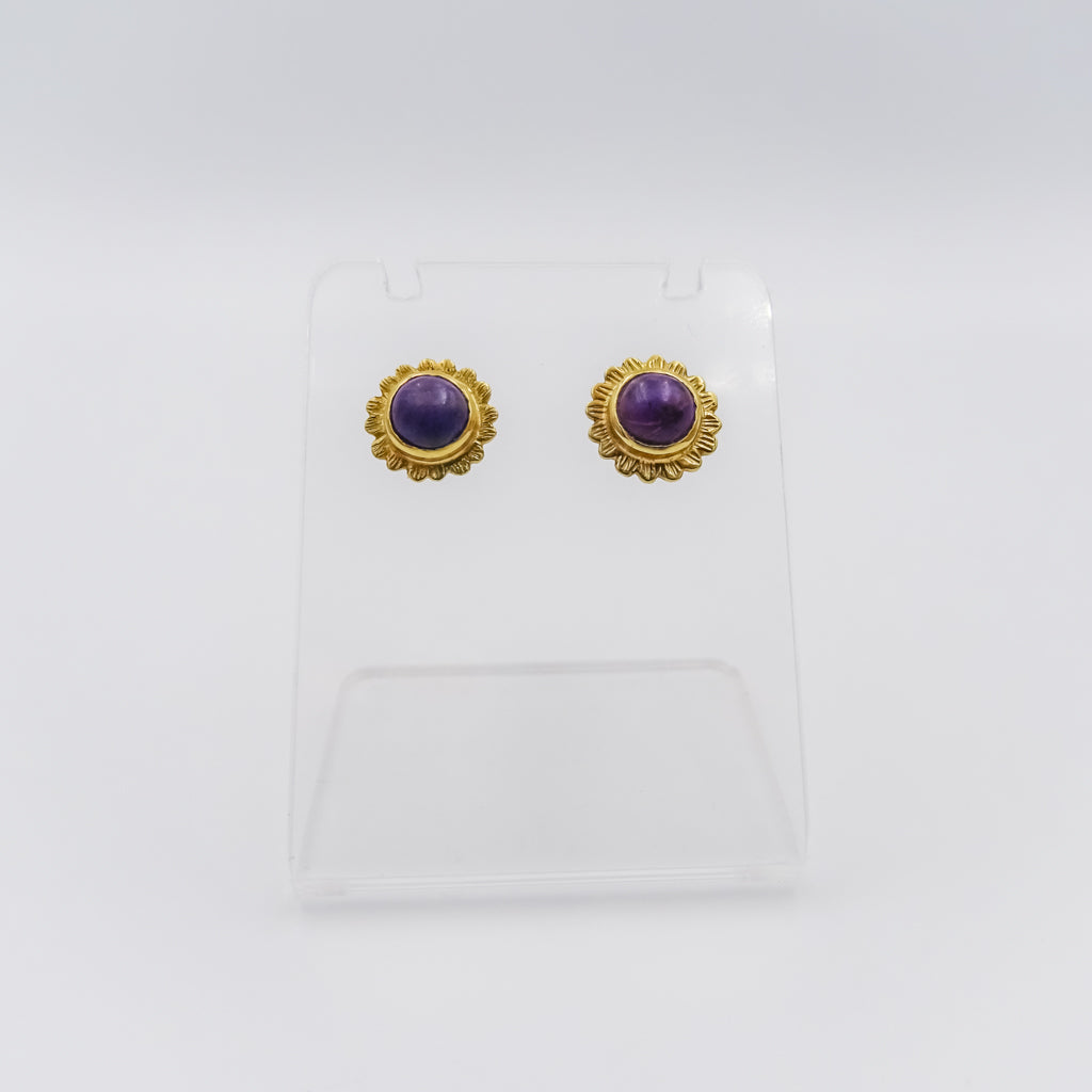 18k gold stud earring with gemstones Sugilite set in a flower shape