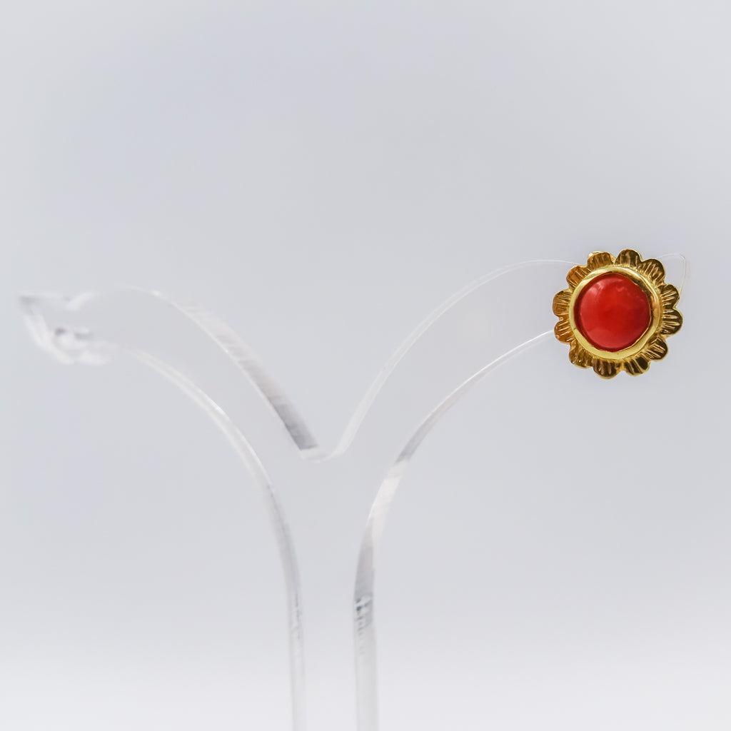 Single 18k gold stud earring with gemstones red coral set in a flower shape