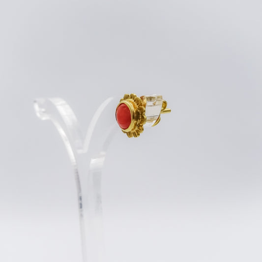 Single 18k gold stud earring with gemstones red coral set in a flower shape