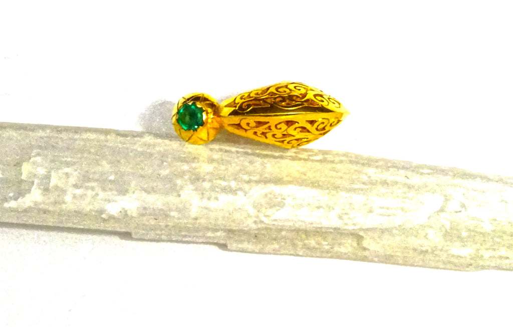 18k gold single earring , engraving set with Emerald