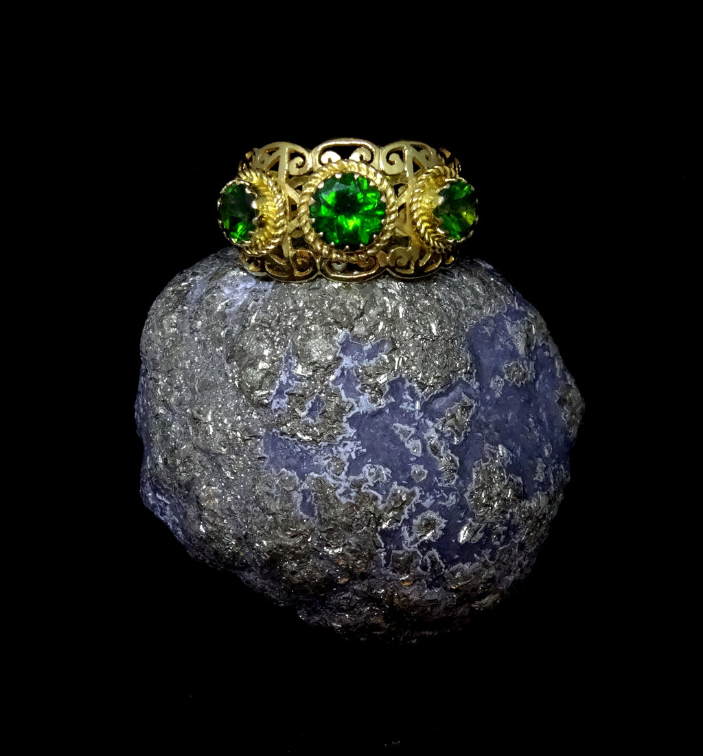 "Sacred Brilliance: 18K Gold Star of David Ring with Chrome diopside"