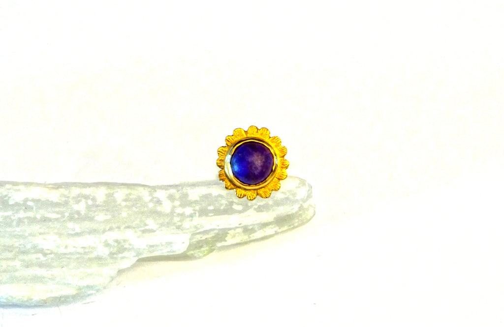 18k gold stud earring with gemstones Sugilite set in a flower shape