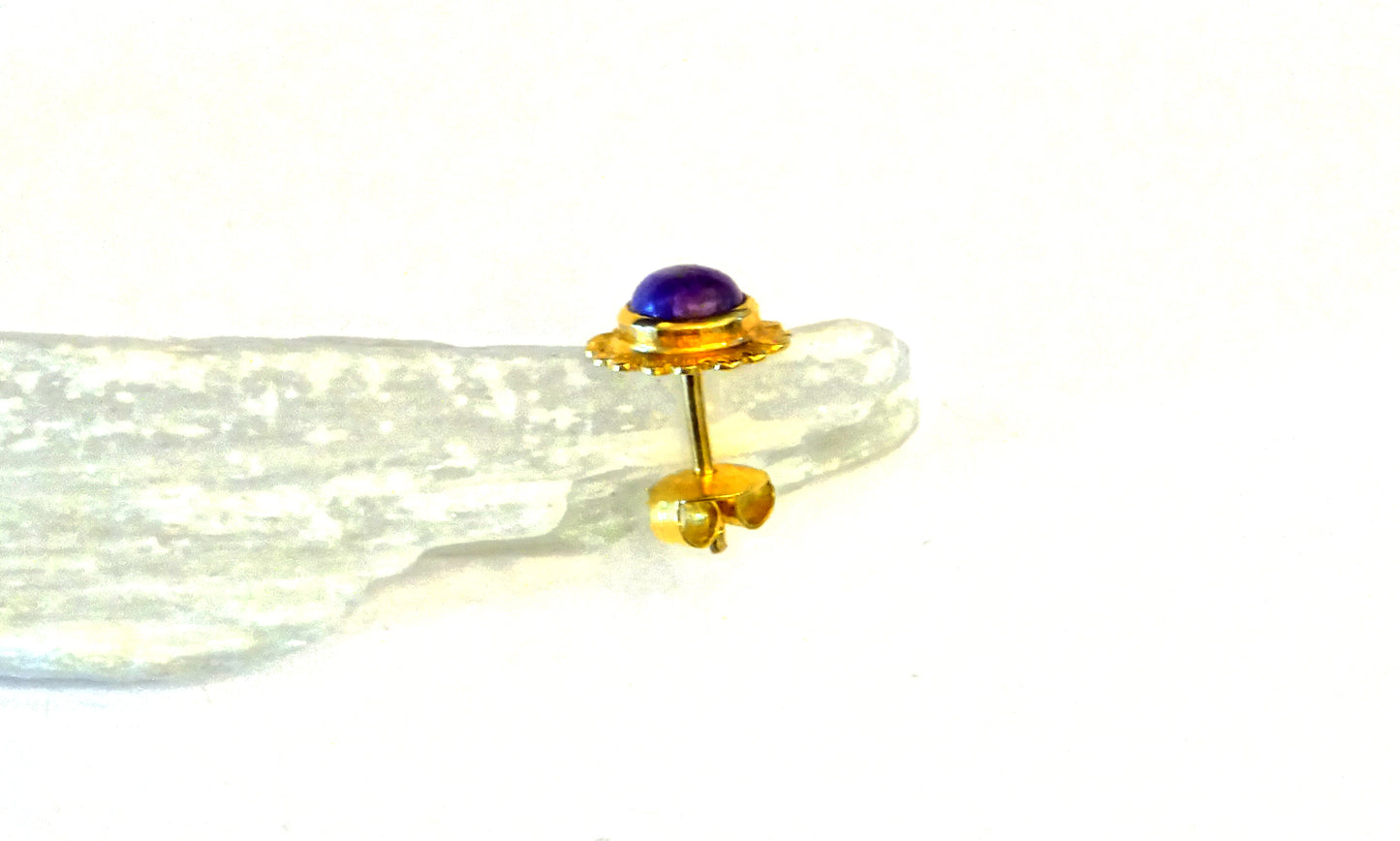 18k gold stud earring with gemstones Sugilite set in a flower shape