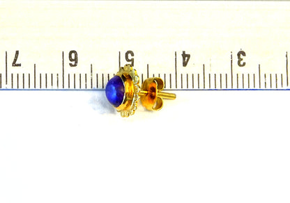 18k gold stud earring with gemstones Sugilite set in a flower shape